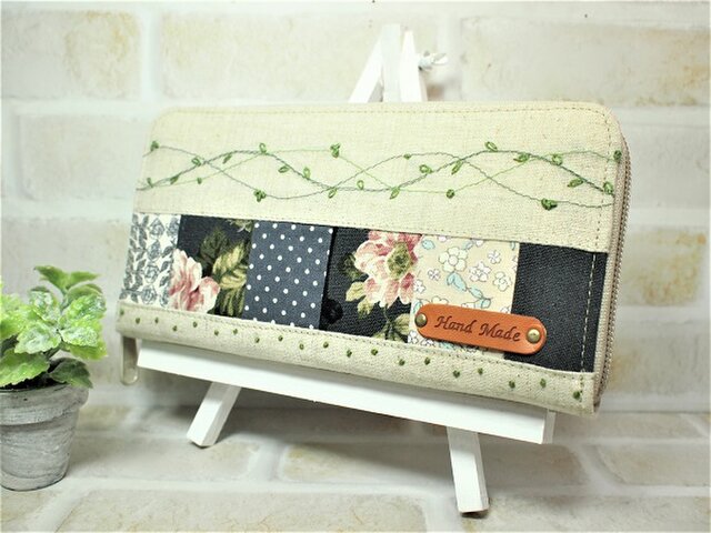 リネンの長財布(花のパッチワーク&ツタ刺繍)の画像1枚目