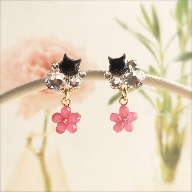 可愛く揺れるお花ピアス/黒猫/ピンクの画像1枚目
