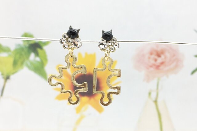 ジグソーパズルの猫ピアス(ビジュー)/黒猫の画像1枚目