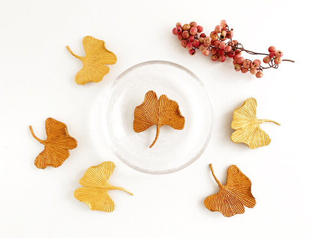 Brooch : ブローチ " 秋風といちょうの葉 " (ブロンズ) 2019 秋限定の画像1枚目