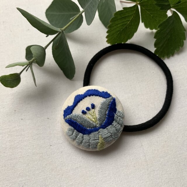 刺繍のくるみボタンのヘアゴムの画像1枚目