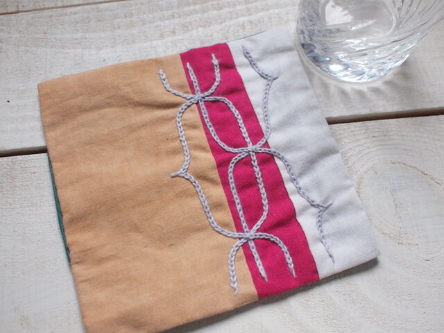 アイヌ刺繍コースターやワッペンに ホップ・桜の草木染を使っての画像1枚目