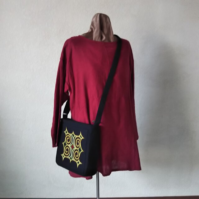 アイヌ刺繍入りショルダーバッグ(黒/金色イメージ刺繍)の画像1枚目