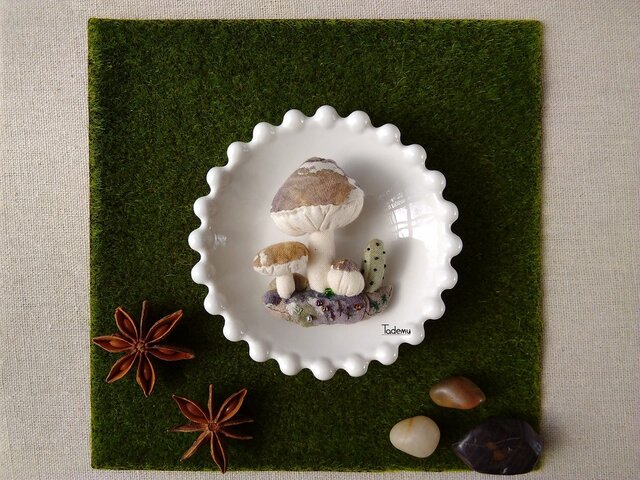 ジオラマ きのこブローチ チャの画像1枚目