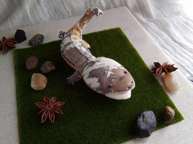 染め布 オオサンショウウオ ぬいぐるみの画像1枚目