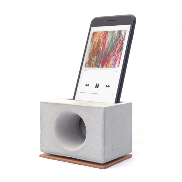 コンクリート(生成り)のスマホスタンドスピーカー【cave/けいぶ】#改良版#単方向タイプ#電源不要#充電しながらの使用可の画像1枚目
