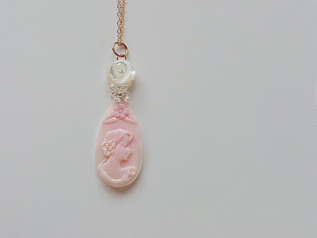 *14KGF 女神さまと薔薇のお花のネックレスチャームの画像1枚目