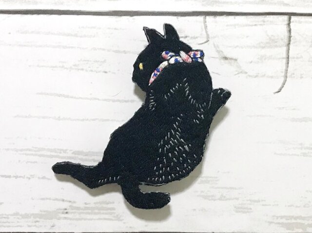 手刺繍浮世絵ブローチ*高橋弘明(松亭)「毬と遊ぶ白猫、黒猫」の黒猫の画像1枚目