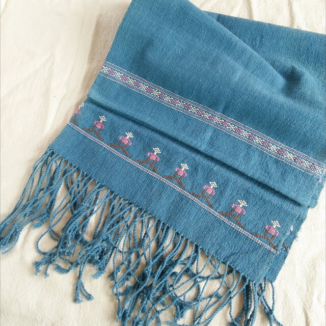 タイの草木染め&手織りブランケット 藍色(ベビーから大人まで、織り刺繍、送料無料)の画像1枚目