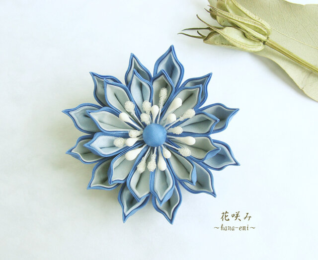 つまみ細工 空色の花コサージュの画像1枚目
