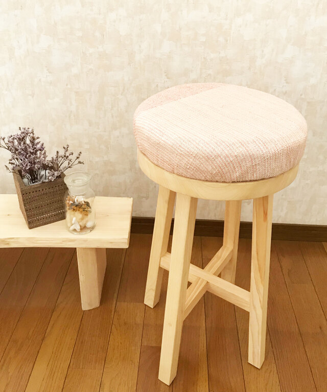 ☆サマーセール☆ 絹100% 手織り草木染め きびそ布のヒノキのスツール(シルバー&ピンク)の画像1枚目