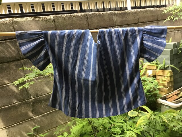 フリル袖のブラウスの画像1枚目
