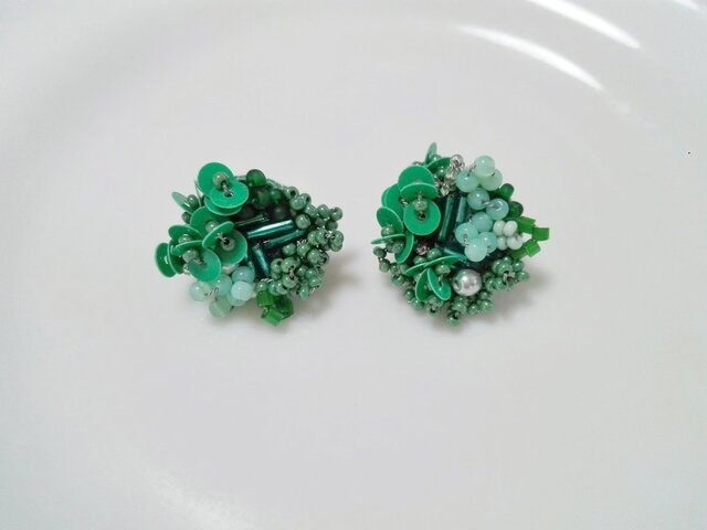 刺繍ピアス Green bouquetの画像1枚目