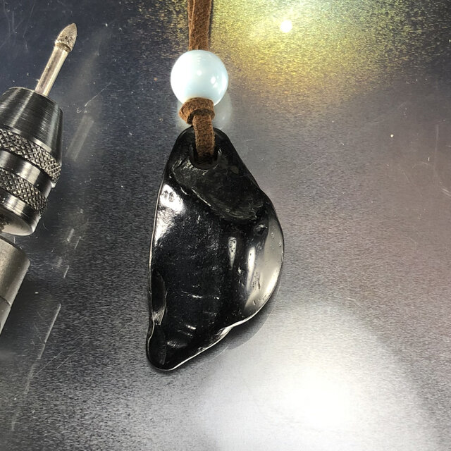 強い護符の力と強力な浄化力 Jet原石お守り ペンダントの画像1枚目