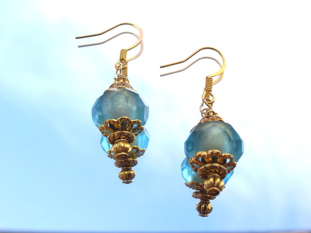 氷の様なガラスビーズのランタン風ピアス 青 水色 ブルー ゴールド