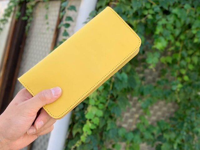 ▲LONG 金運UPもありそうな眩しい黄色「ロングフラット 長財布」滑らかな手触り(LFW-YNYYY-Y)の画像1枚目