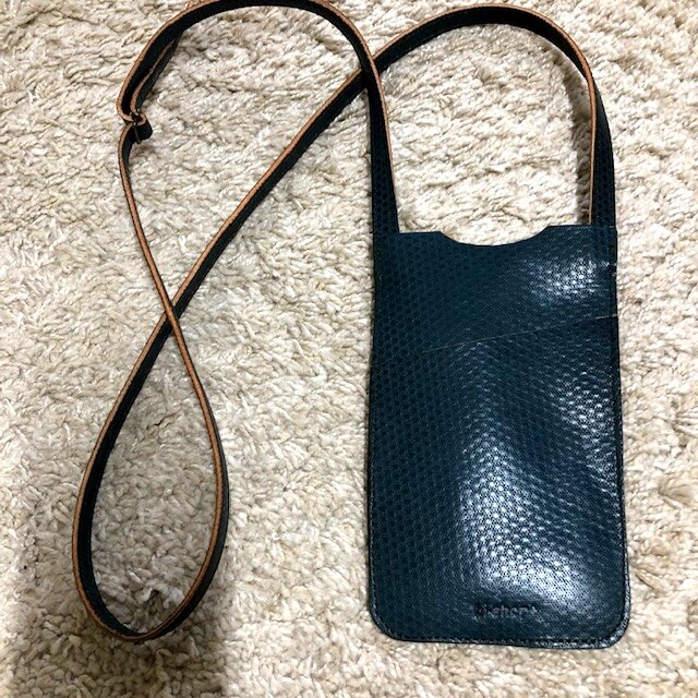スマホショルダーポケットつき・ヌメ革ダークブルーの画像1枚目
