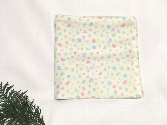 ガーゼハンカチ 30サイズ パステルカラーのきらきら星 ベージュの画像1枚目