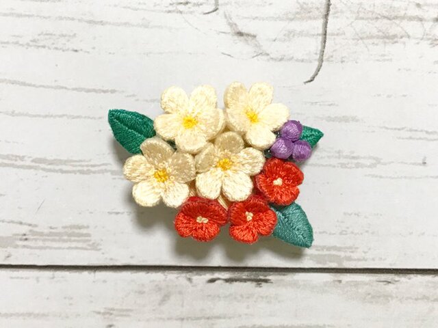 花束の手刺繍ブローチ2の画像1枚目