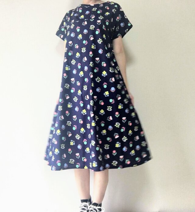 草花柄*ブローチのフレアワンピース*ダークネイビー*半袖の画像1枚目