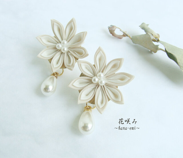 つまみ細工 お花としずくパールのイヤリング 白 /ピアスの画像1枚目