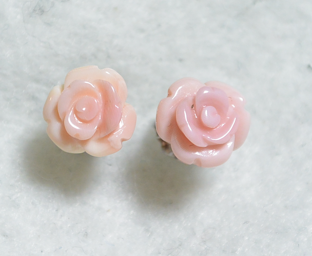 (1点もの)クイーンコンクシェルの薔薇ピアス(8mm・チタンポスト)の画像1枚目
