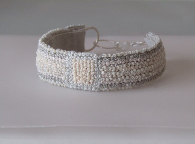 amulet 3「 mou 」手刺繍ブレスレットの画像1枚目