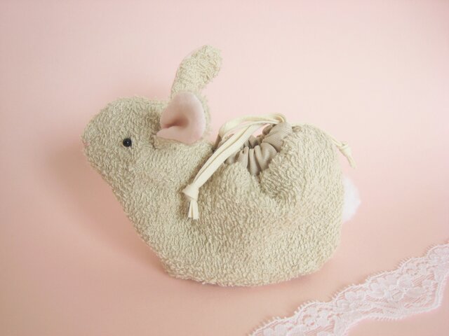 可愛いベージュのうさぎのミニ巾着(白いしっぽ)の画像1枚目