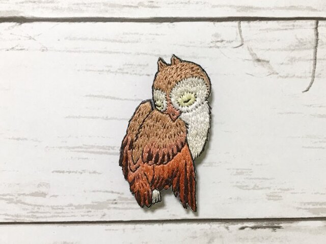 手刺繍浮世絵ブローチ*歌川広重「月に松上の木菟(みみずく)」よりの画像1枚目