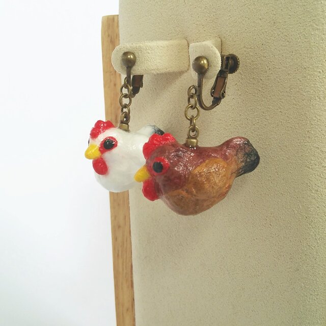 和紙で色付けした ニワトリ のイヤリングの画像1枚目