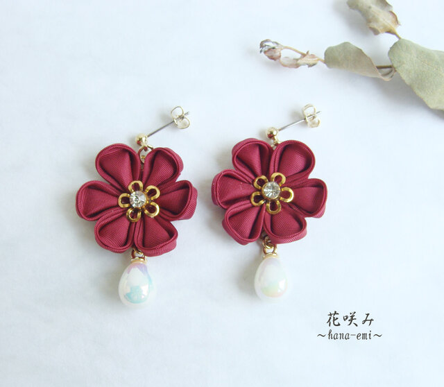 つまみ細工 一輪のお花とゆらゆらパールのピアス えんじ /イヤリングの画像1枚目