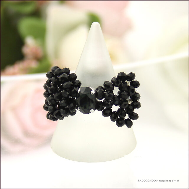 モノトーンクール・リボン(スワロフスキーモリオン ビーズリング)《ビーズアクセサリー》の画像1枚目