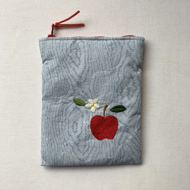 リンゴの刺繍(両面)のポーチの画像1枚目