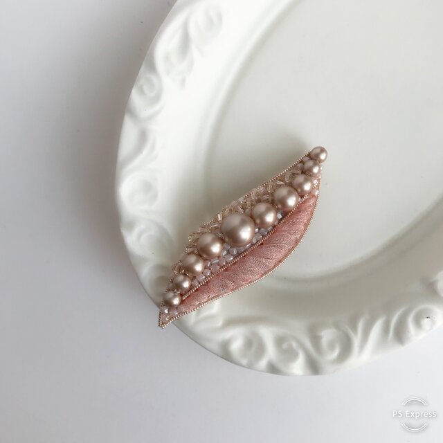【Atelier Amie】さくら色ビーンズブローチ〜オートクチュールビーズ刺繍の画像1枚目