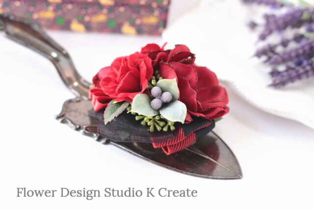 赤いアネモネと薔薇のコサージュ 結婚式 パーティー お出掛け グリッター フォーマル お洒落 Iichi ハンドメイド クラフト作品 手仕事品の通販