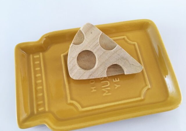 Cheese◇チーズ 青森ヒバ◇木製ブローチの画像1枚目