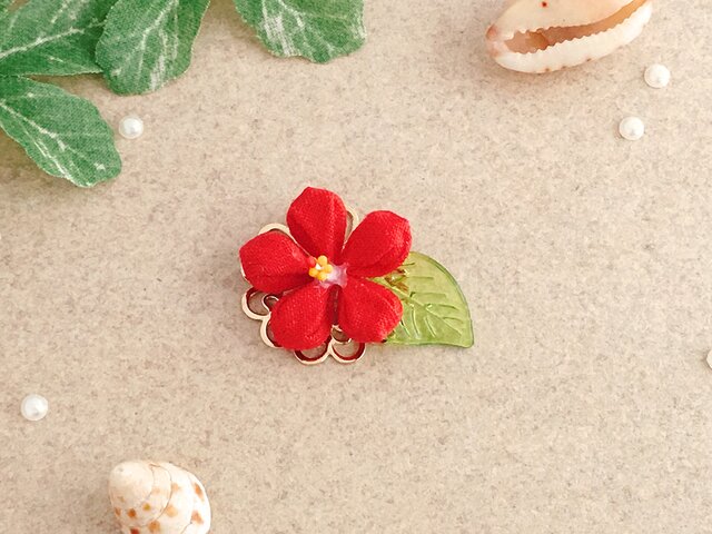 マスクにも】 ハイビスカス・プルメリアのミニブローチ （ つまみ細工