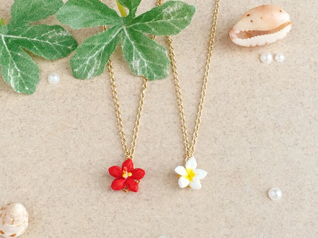 ハイビスカスとプルメリアのネックレス *つまみ細工*の画像1枚目