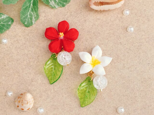 リーフが揺れるハイビスカスとプルメリアのピアス *つまみ細工*の画像1枚目