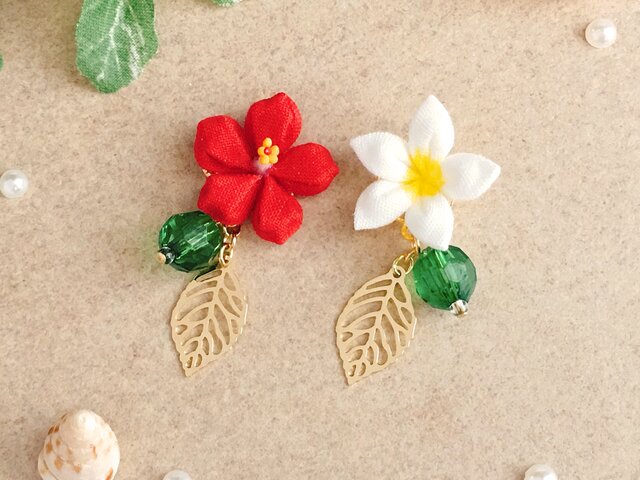 リーフが揺れるハイビスカスとプルメリアのピアス *つまみ細工*の画像1枚目