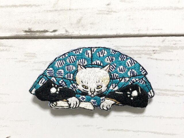 手刺繍浮世絵ブローチ*歌川国芳「流行猫の狂言づくし」の口上猫の画像1枚目