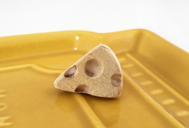 Cheese◇チーズ 青森ヒバ◇木製ピンバッジ/タイタックの画像1枚目