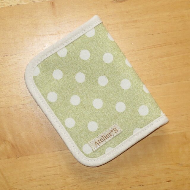 二つ折りパスケース★ドット柄(グリーン)の画像1枚目
