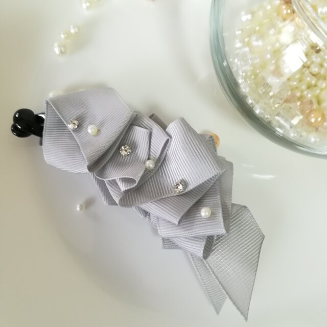 SWAROVSKI添え折々リボンのバナナクリップ【ライトグレー】バナナクリップ ヘアクリップ クリップ 髪留め バレッタの画像1枚目