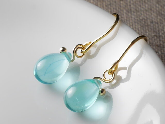 チェコガラスのしずくピアス 白郡 | iichi 日々の暮らしを心地よくする