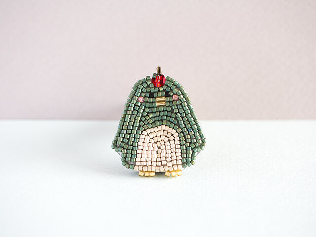 ペンギンのビーズ刺繍ブローチ(ニュートンのりんご)の画像1枚目
