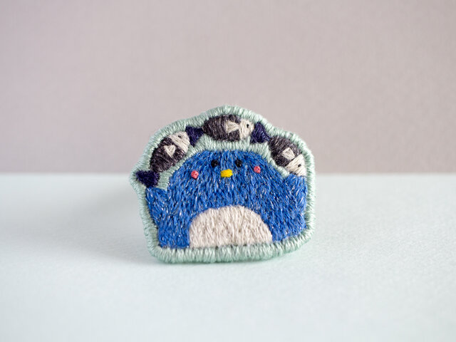 ペンギンの刺繍ブローチ(さかなのアーチ)の画像1枚目