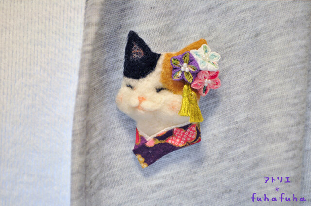 つまみ細工×羊毛ブローチ 三毛猫とキキョウの秋の画像1枚目