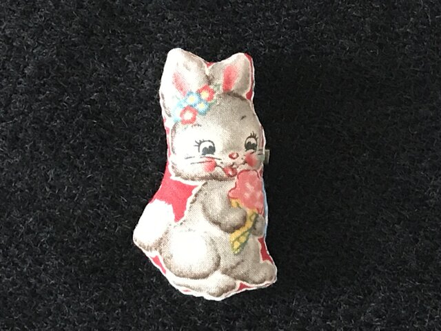 プリント布のブローチ 2の画像1枚目