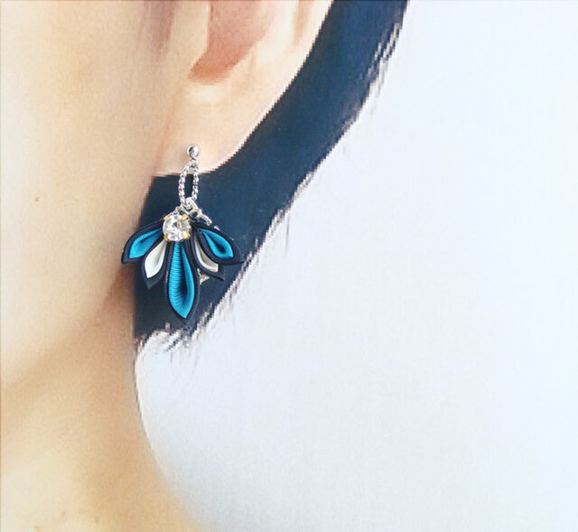 つまみ細工 扇型のピアス（ターコイズグリーン）/ イヤリング | iichi